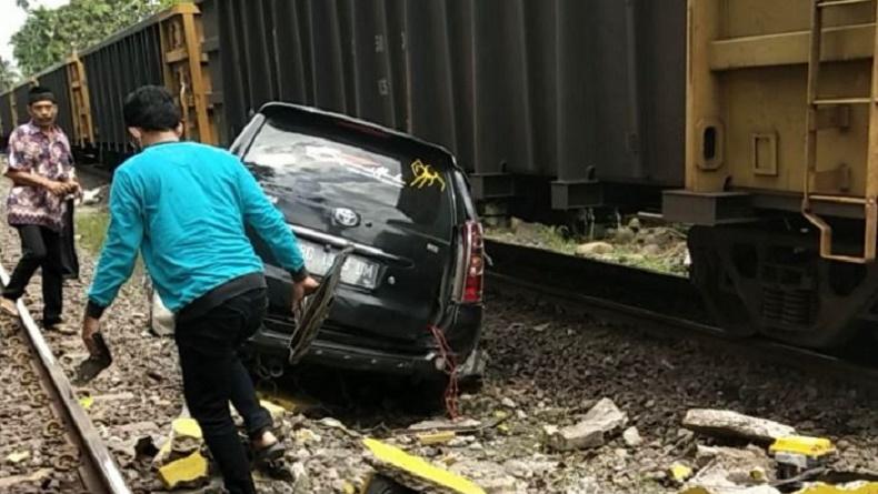 Viral Detik-Detik Mobil Ditabrak Kereta di Muara Enim,  Warga Teriak Histeris