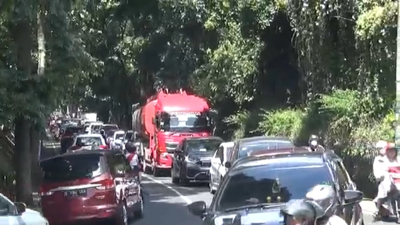 Libur Hari ke-2 Lebaran, Lembang Diserbu Wisatawan, Kendaraan Antre 3 Km
