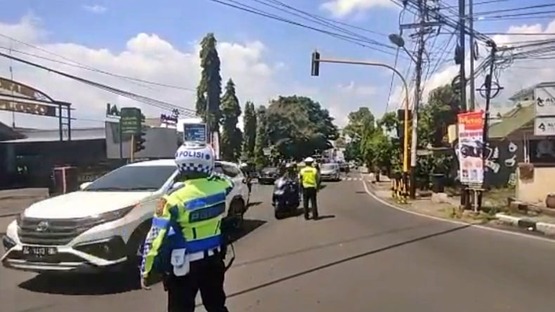 title Lalu Lintas ke Wisata Kota Batu Macet, Pengendara Dialihkan ke Jalur Alternatif Lalu Lintas ke Wisata Kota Batu Macet, Pengendara Dialihkan ke Jalur Alternatif