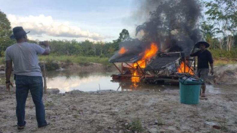 Berantas Tambang Emas Ilegal di Tebo, 2 Rakit Dompeng Dibakar Polisi