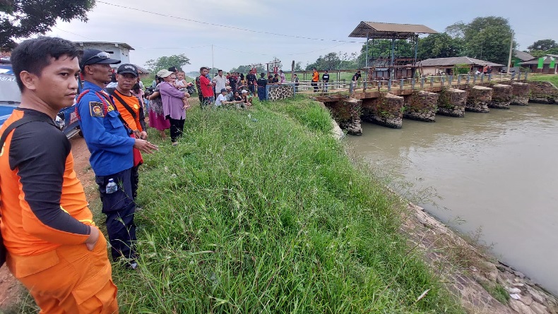 Kakek Asep Ceburkan Diri ke Sungai Tarum Timur Subang, Diduga Bunuh Diri
