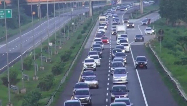 Arus Mudik di Tol Cipali Terpantau Padat H+1 Lebaran