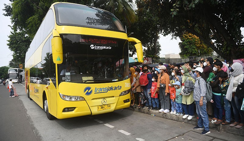 Wisatawan Berdesakan Rebutan Masuk Bus Wisata Gratis Transjakarta - Bagian 3