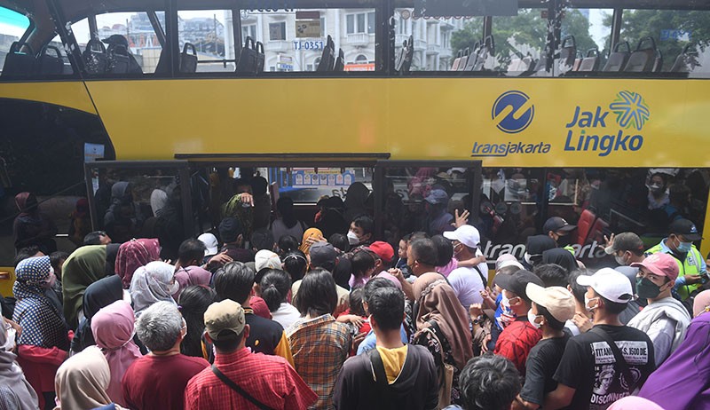 Wisatawan Berdesakan Rebutan Masuk Bus Wisata Gratis Transjakarta - Bagian 1