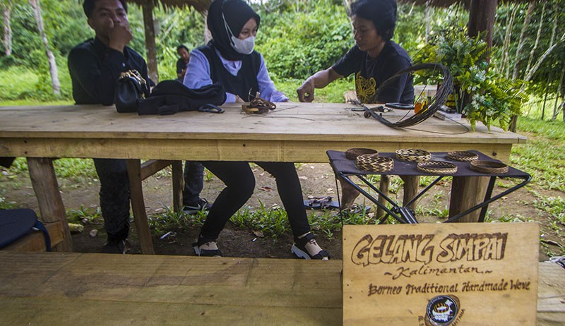 Membuat Kerajinan Gelang Simpai Khas Dayak Meratus - Bagian 2