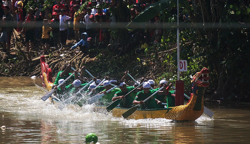 Serunya Lomba Perahu Dayung Tradisional Meriahkan Idul Fitri di Batang - Bagian 3