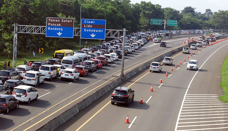 Kawasan Puncak Macet Parah, Kendaraan Membeludak hingga Tol Jagorawi - Bagian 3