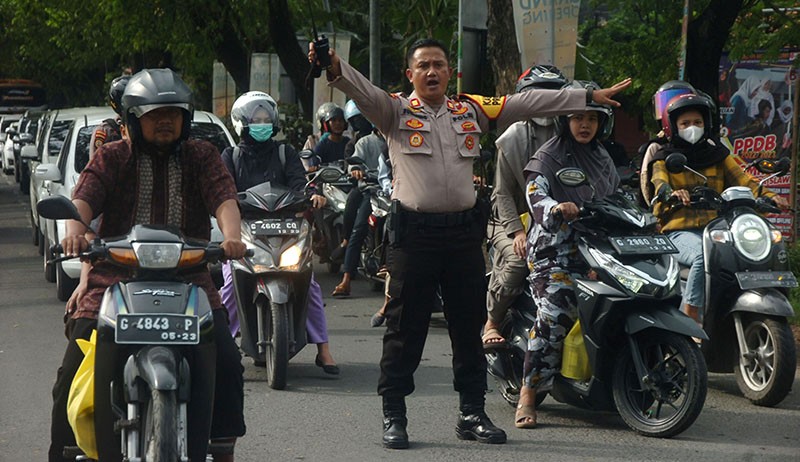 Urai Kemacetan, Polres Tegal Berlakukan Sistem Buka Tutup - Bagian 2