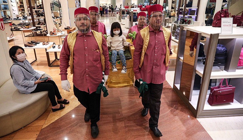 Bak Film Aladdin, Anak-Anak Ditandu Keliling Pusat Perbelanjaan - Bagian 1