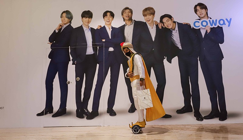 Bak Film Aladdin, Anak-Anak Ditandu Keliling Pusat Perbelanjaan - Bagian 4