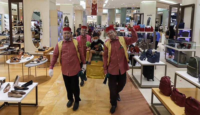 Bak Film Aladdin, Anak-Anak Ditandu Keliling Pusat Perbelanjaan - Bagian 3