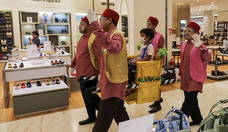 Bak Film Aladdin, Anak-Anak Ditandu Keliling Pusat Perbelanjaan - Bagian 2