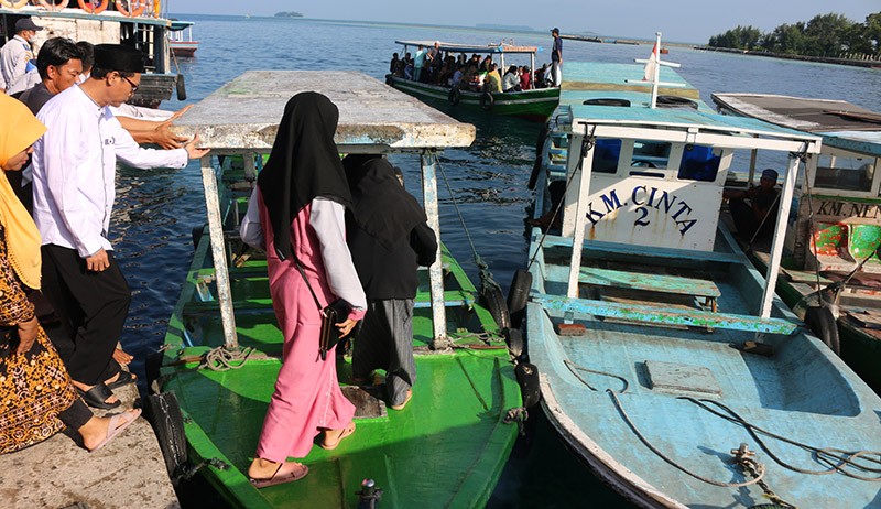 Warga Kepulauan Seribu Ziarah Makam Naik Perahu - Bagian 2