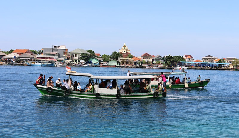 Warga Kepulauan Seribu Ziarah Makam Naik Perahu - Bagian 1