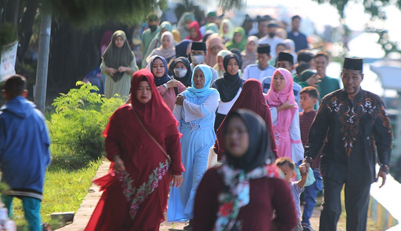 Warga Kepulauan Seribu Ziarah Makam Naik Perahu - Bagian 3