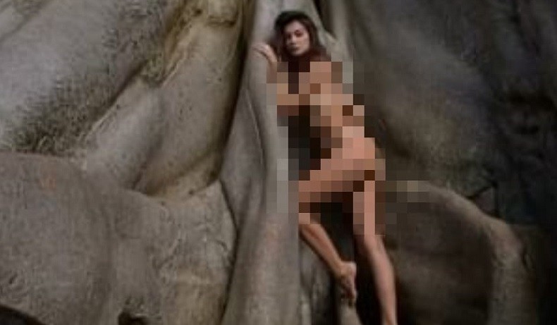 title Viral Bule Cantik Pose Telanjang di Kawasan Suci Umat Hindu Bali, Kini Diburu Polisi Viral Bule Cantik Pose Telanjang di Kawasan Suci Umat Hindu Bali, Kini Diburu Polisi