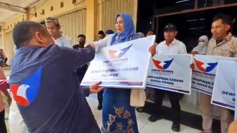 Sambut Pemilu 2024, DPD Perindo Samarinda Bagikan Plang Nama DPC