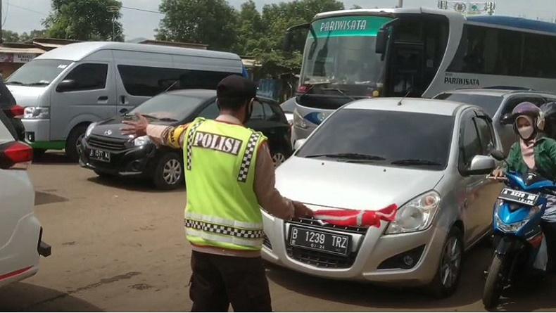 Jalur Wisata Pantai Anyer Macet Total, Antrean Kendaraan Mengular hingga 15 Km