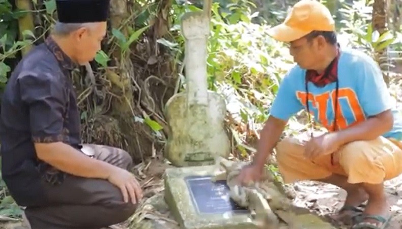 Unik, Nisan Berbentuk Gitar Ini Ada di Makam Seniman Dangdut Kondang