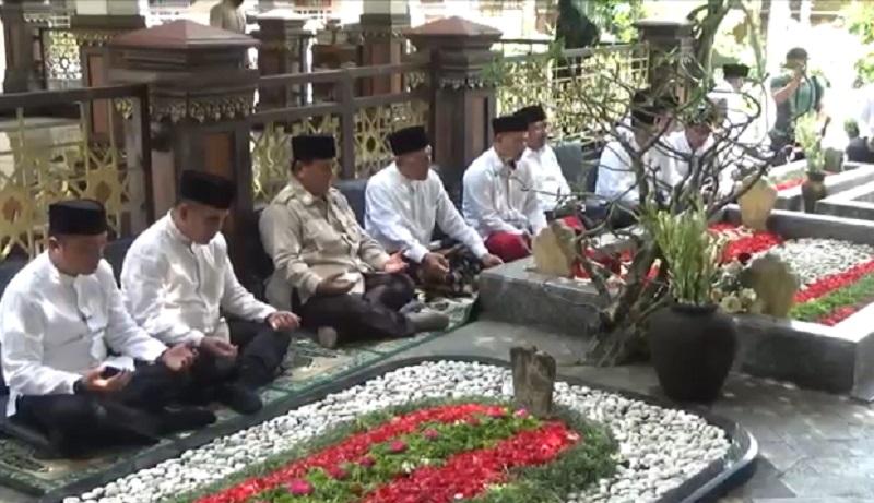 Silaturahmi ke Keluarga Pendiri NU di Tebuireng, Prabowo: Saya Merasa Dekat 