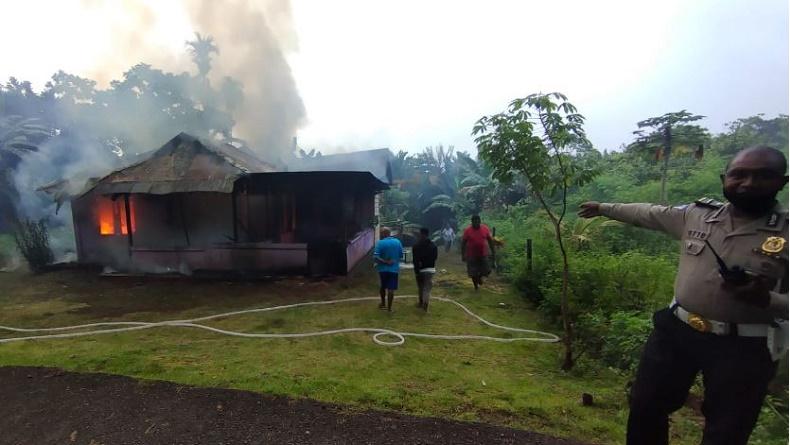 Marah kepada Istri dan Anak gegara Belanja Online, Pria di Jayapura Bakar Rumah