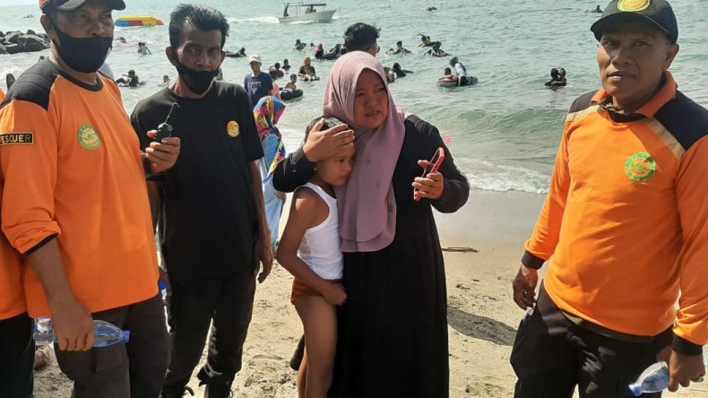 Bocah 8 Tahun Diselamatkan Pengunjung saat Tenggelam Pantai, Orang Tua Histeris