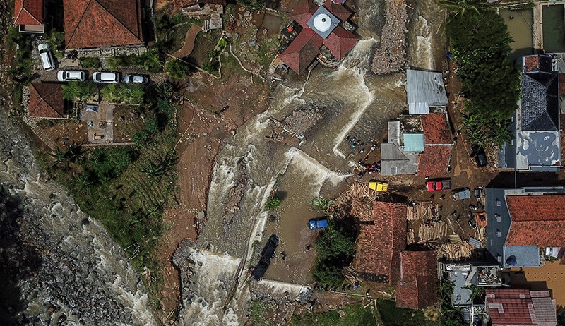 Penampakan 2 Mobil Diduga Milik Pemudik Hanyut Terseret Banjir Bandang di Sumedang - Bagian 2