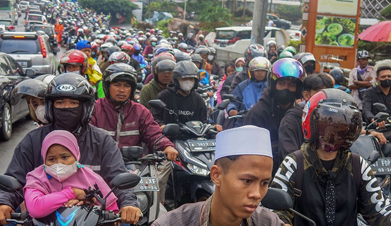 Kemacetan Puncak Bogor Semakin Parah, Ribuan Kendaraan Terjebak di Tengah Jalan - Bagian 4