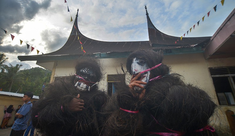 Penampakan Simuntu, Manusia Pakai Kostum Ijuk dan Topeng untuk Mengusir Penjajah - Bagian 2