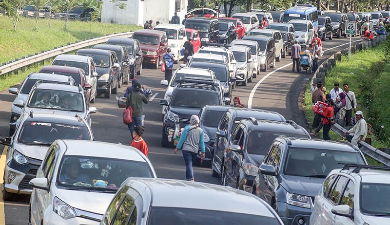 Gagal Liburan ke Puncak, Wisatawan hanyak Duduk di Pinggir Jalan akibat Macet - Bagian 3
