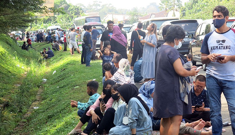 Gagal Liburan ke Puncak, Wisatawan hanyak Duduk di Pinggir Jalan akibat Macet - Bagian 1