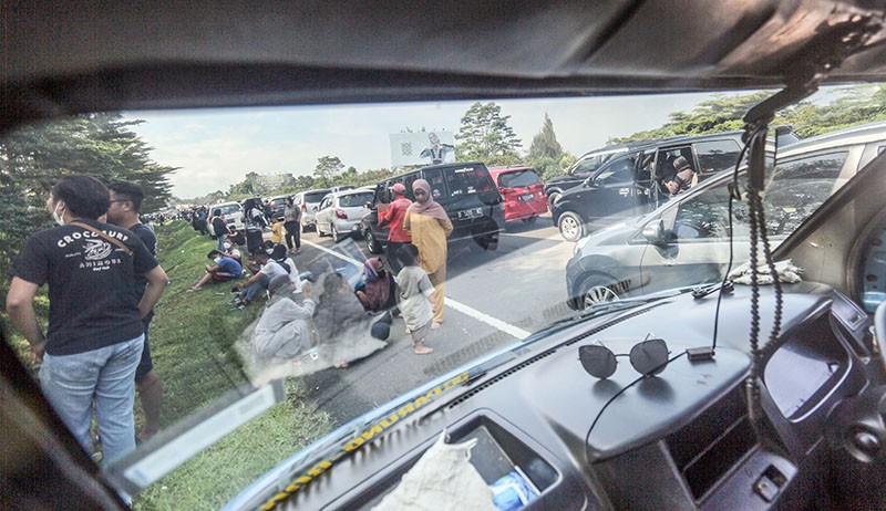 Gagal Liburan ke Puncak, Wisatawan hanyak Duduk di Pinggir Jalan akibat Macet - Bagian 2