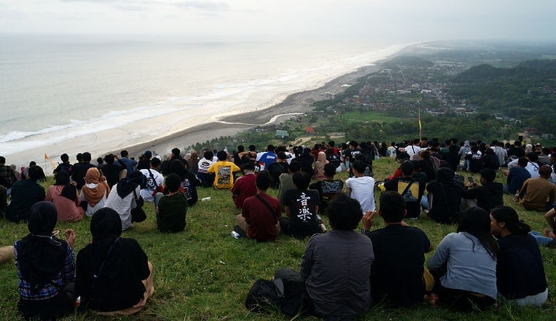 Melihat Panorama Pantai Selatan dari Bukit Paralayang Watugupit - Bagian 1
