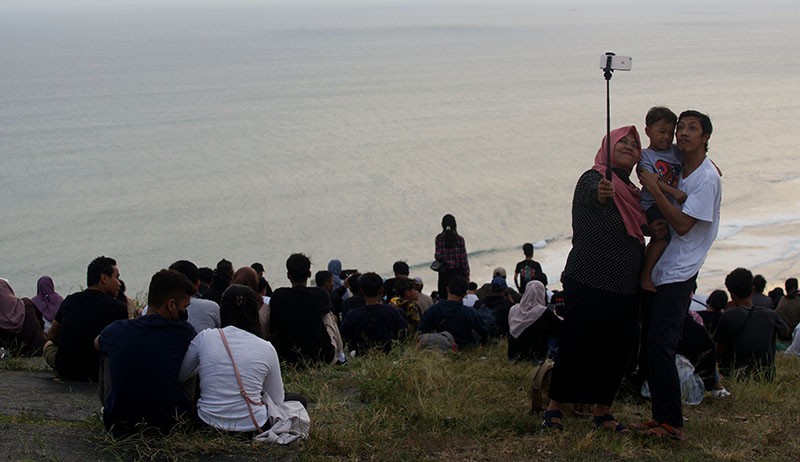 Melihat Panorama Pantai Selatan dari Bukit Paralayang Watugupit - Bagian 2