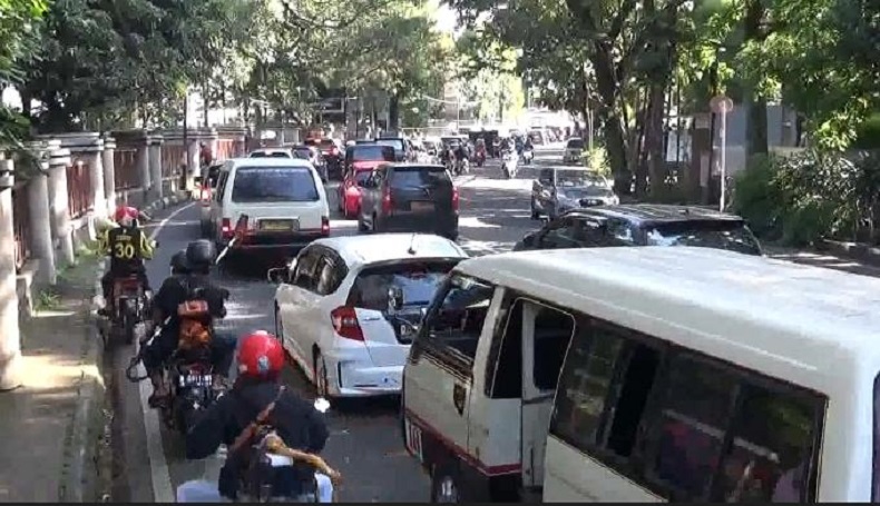 Libur Lebaran, Ribuan Kendaraan Terjebak Macet di Jalur Wisata Lembang KBB