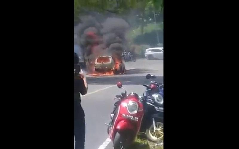 Minibus Ludes Terbakar di Jalanan Kawasan Gunung Paro Aceh Besar