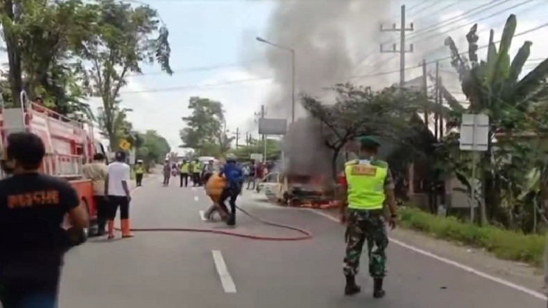 Kronologi Mobil Pemudik Terbakar di Jalan Raya Jombang, Diawali Ledakan dari Dalam Kap Mesin
