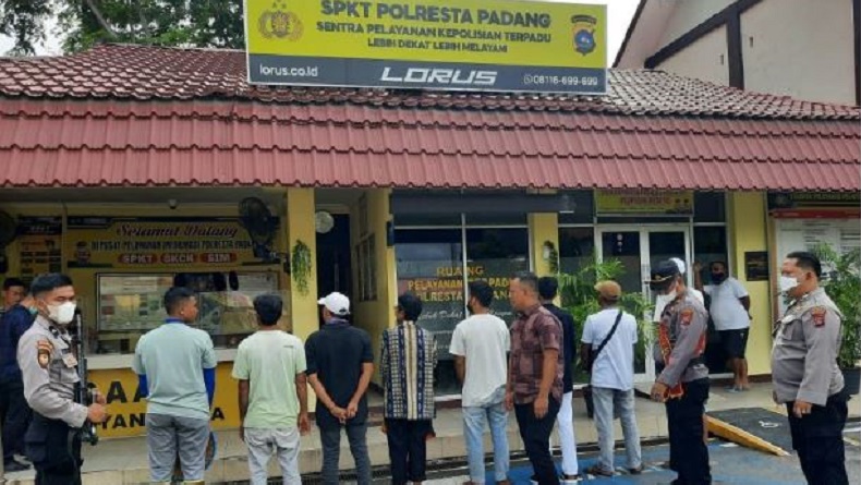 Modus Minta Uang Parkir, 13 Pelaku Pungli Wisatawan di Padang Ditangkap Polisi