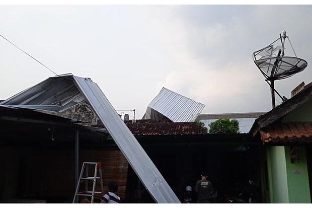 Hujan Angin Terjang Jogja, Satu Rumah Roboh Sejumlah Atap Rusak