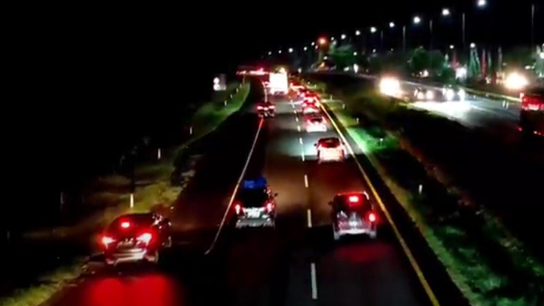 Gelombang Arus Balik Lebaran di Tol Palimanan-Kanci, Kendaraan Ramai Menuju Jakarta 
