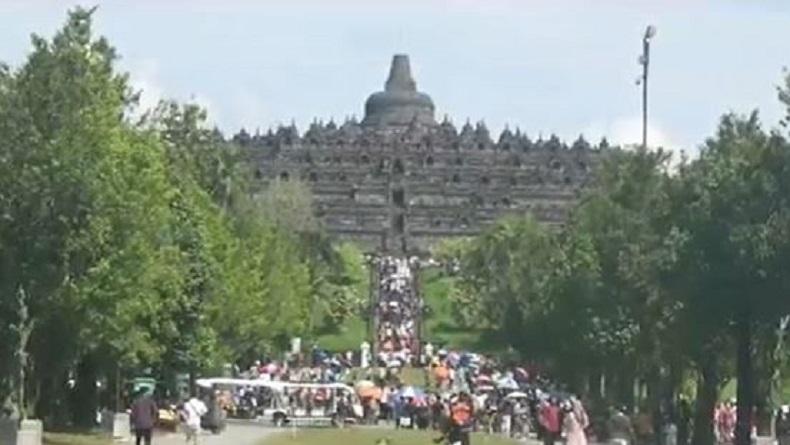 Ribuan Pengunjung Padati Candi Borobudur saat Libur Lebaran  