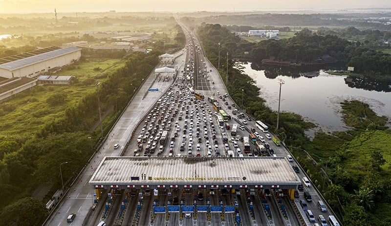 Penampakan dari Udara Ribuan Kendaraan Pemudik Masuk Tol Cikampek Jumat Pagi - Bagian 1