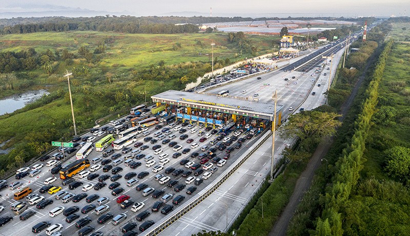 Penampakan dari Udara Ribuan Kendaraan Pemudik Masuk Tol Cikampek Jumat Pagi - Bagian 2