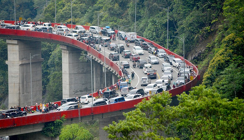 Jembatan Kelok Sembilan Sumbar Dipadati Wisatawan - Bagian 3