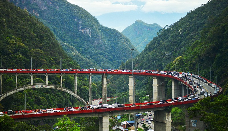 Jembatan Kelok Sembilan Sumbar Dipadati Wisatawan - Bagian 1