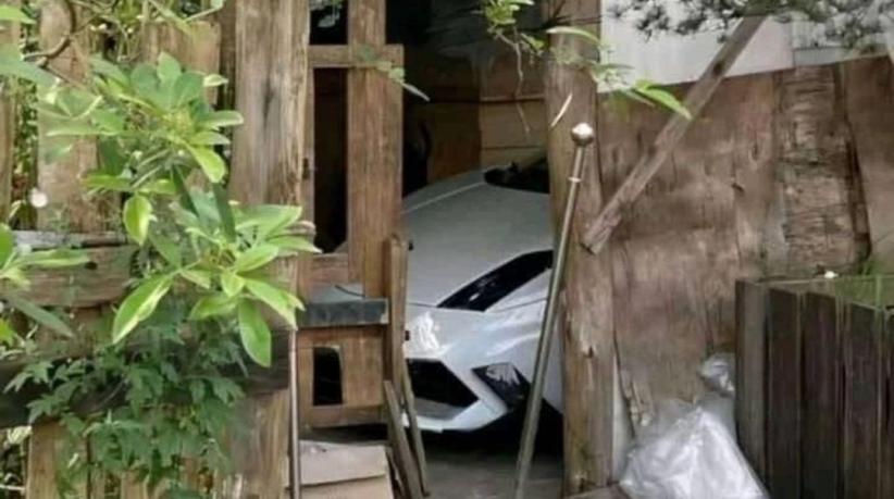 Viral Lamborghini Diparkir di Sebuah Gubuk Kayu, Netizen: Lagi Mudik ke Kampung
