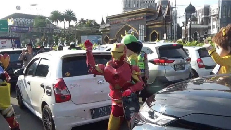 Puncak Arah Jakarta Macet, Polisi Kerahkan Badut Iron Man hingga Satria Garuda Bima X