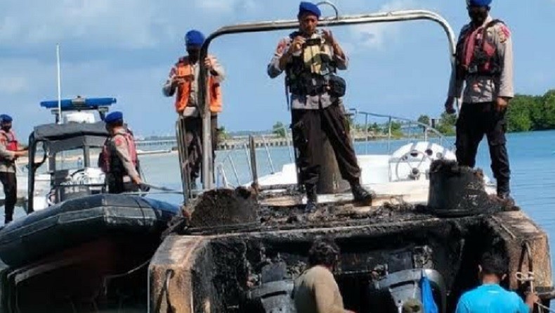 Kapal Cepat Terbakar di Perairan Tanjung Benoa Bali, Wisatawan Panik Lompat ke Laut