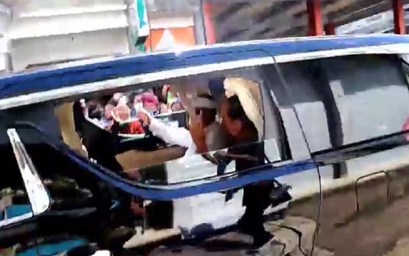 title Keliling Kampung, Presiden Jokowi Bagikan Ratusan Kaus ke Warga Keliling Kampung, Presiden Jokowi Bagikan Ratusan Kaus ke Warga