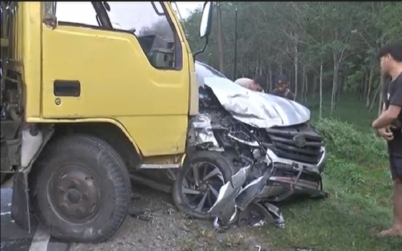 Mobil Pemudik asal Jakarta Ringsek Ditabrak Truk di Jalinsum Asahan 